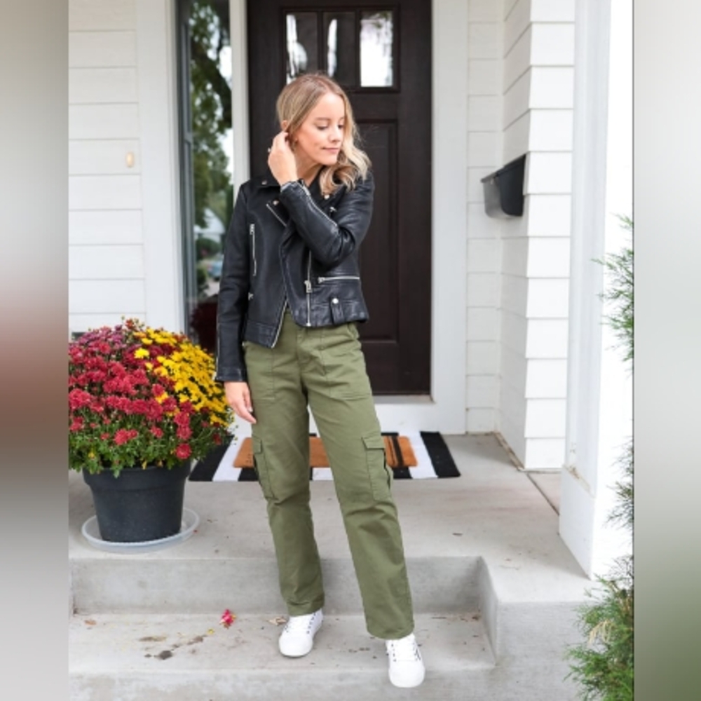 UNIVERSAL THREADS• high-rise utility cargo pants dark army green • SIZE 4